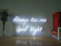 Always Kiss Me Good Night Leuchtreklame